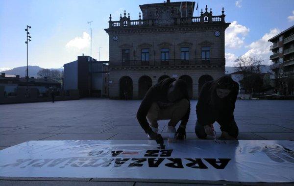 Haciendo pancarta en la plaza Haciendo pancarta en la plaza